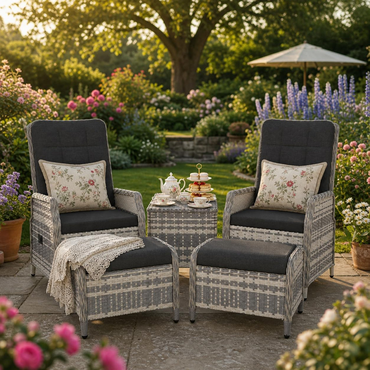 Gartenmöbel-Set, Lounge Möbel für Außen: Verstellbares 2-Sitzer Terrassenmöbel Set mit 118° Rückenlehne & Fußhocker, hochwertige Polster und Glastisch